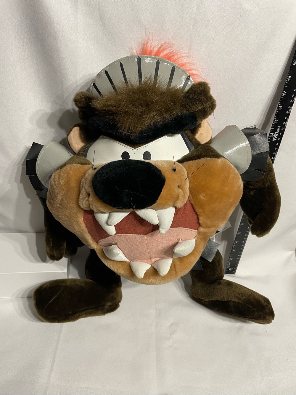 vintage 1997 Looney Tunes Tasmanian Devil (Taz) Knight plush toy